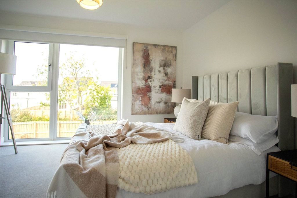 Property photo 2 of 17 Bedroom