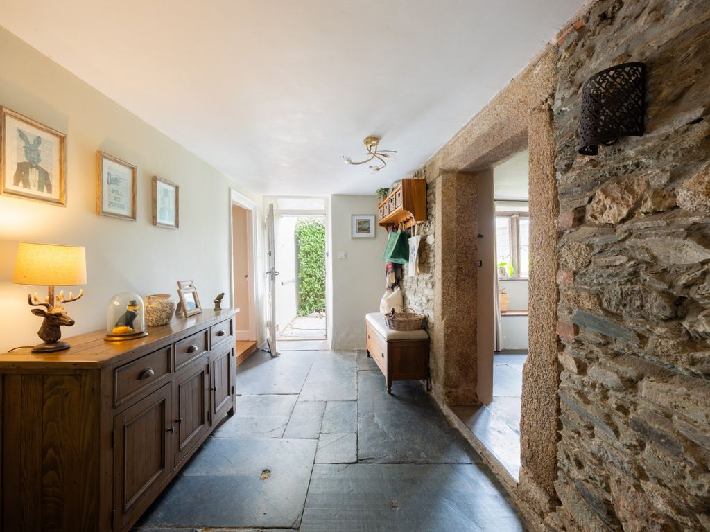 Property photo 3 of 52 Entrance Hall