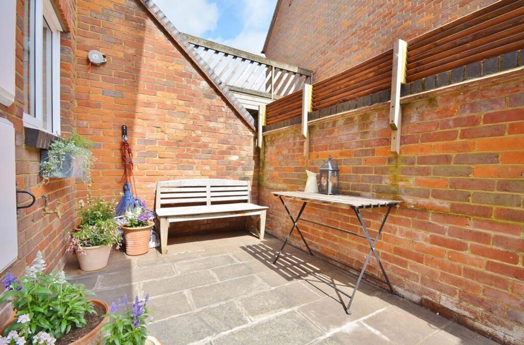 Property photo 2 of 8 Courtyard