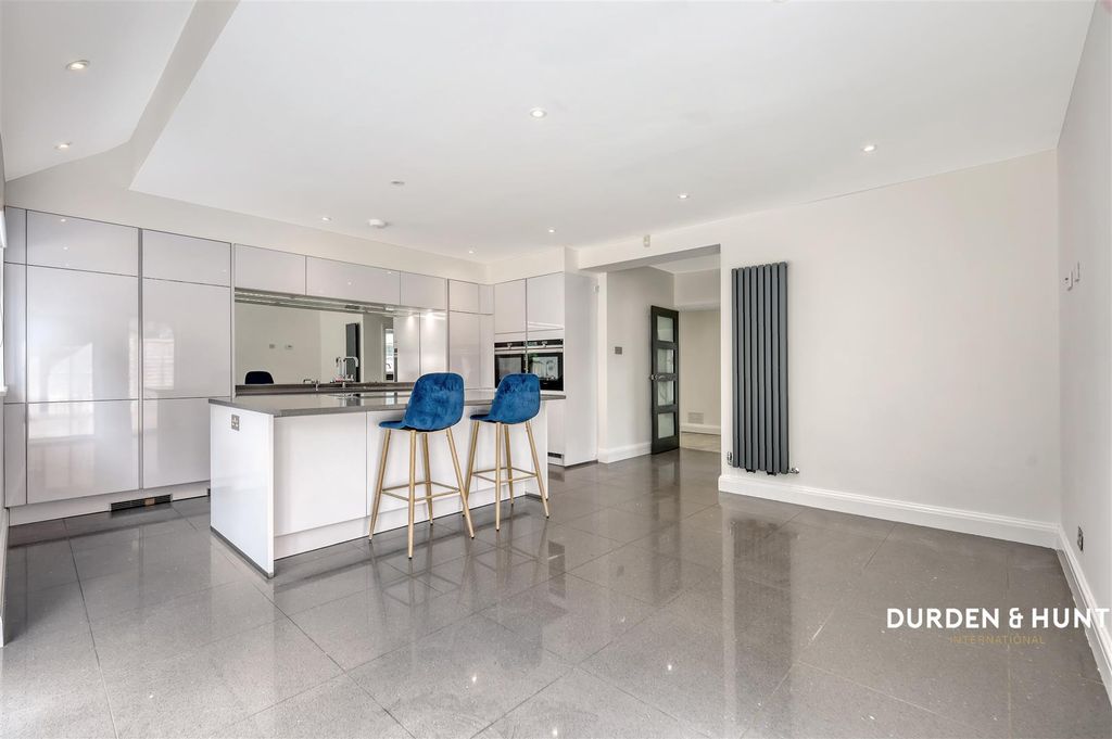 Property photo 2 of 34 London Road