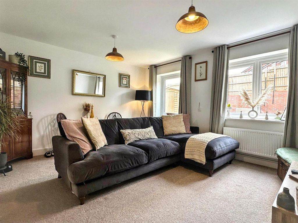 Property photo 3 of 24 Lounge