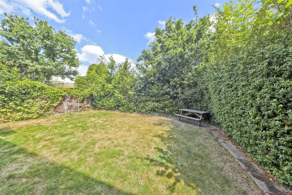 Property photo 3 of 10 Garden