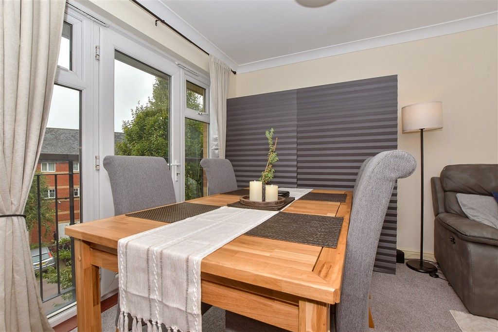 Property photo 3 of 9 Lounge