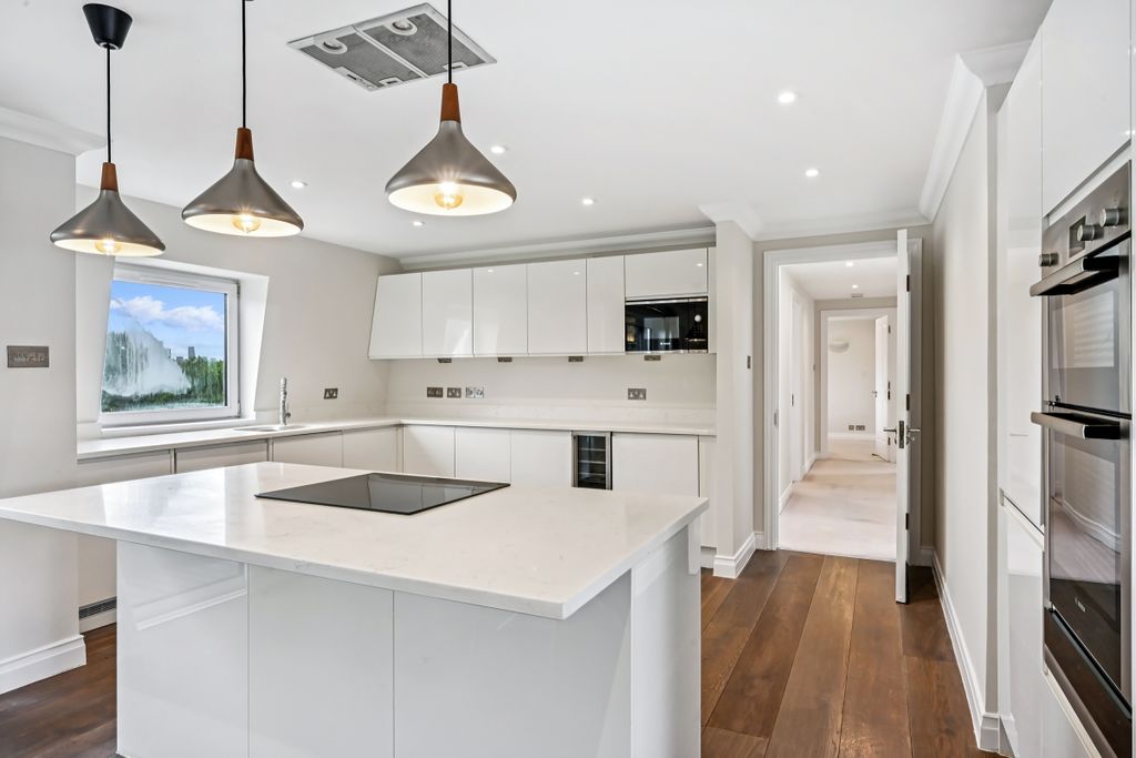 Property photo 2 of 16 Penthouse C Montr...