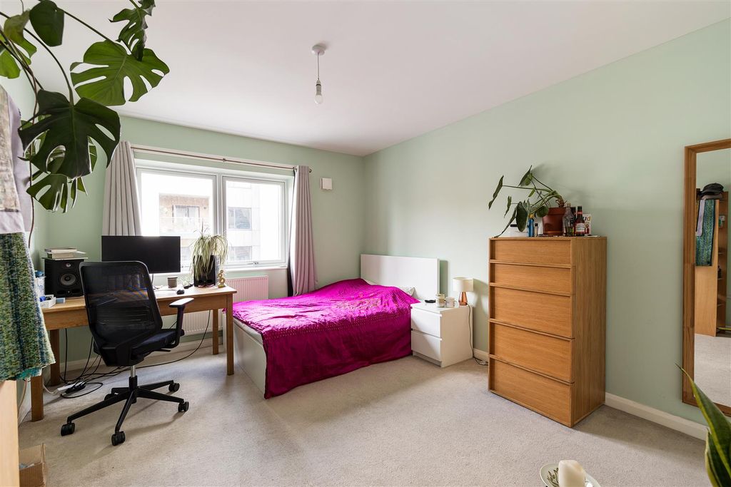 Property photo 2 of 17 Thornbury Way, E17