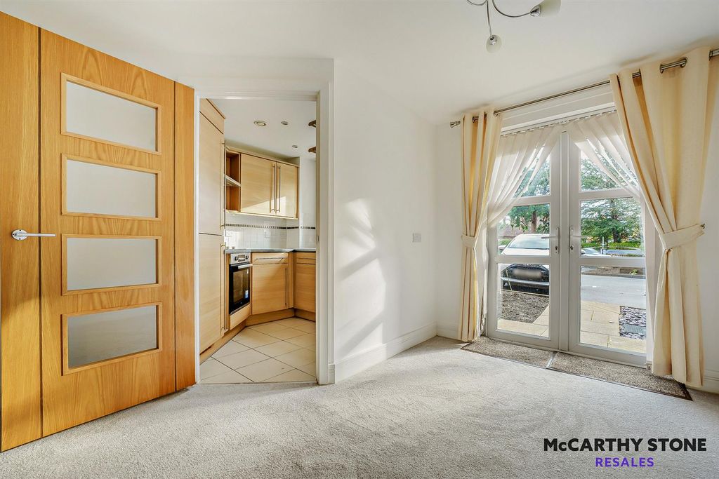 Property photo 2 of 22 8629421-Interior04-800.Jpg