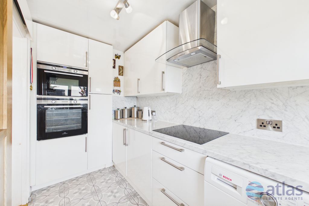 Property photo 3 of 18 Kitchen