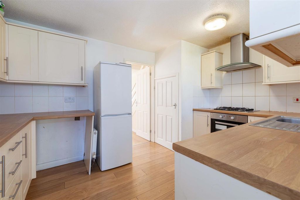 Property photo 3 of 15 16 Braemar Gardens-10.Jpg