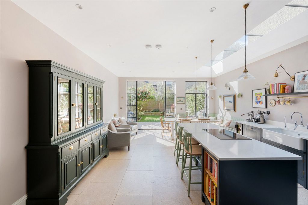 Property photo 2 of 32 Picture No. 10