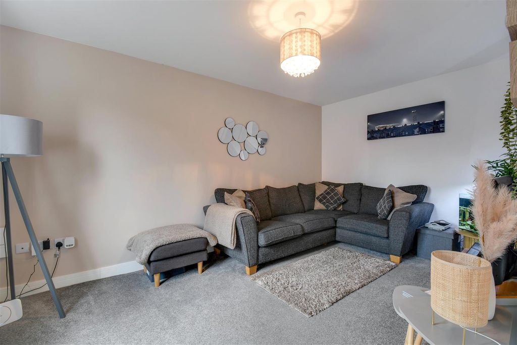 Property photo 3 of 15 Lounge