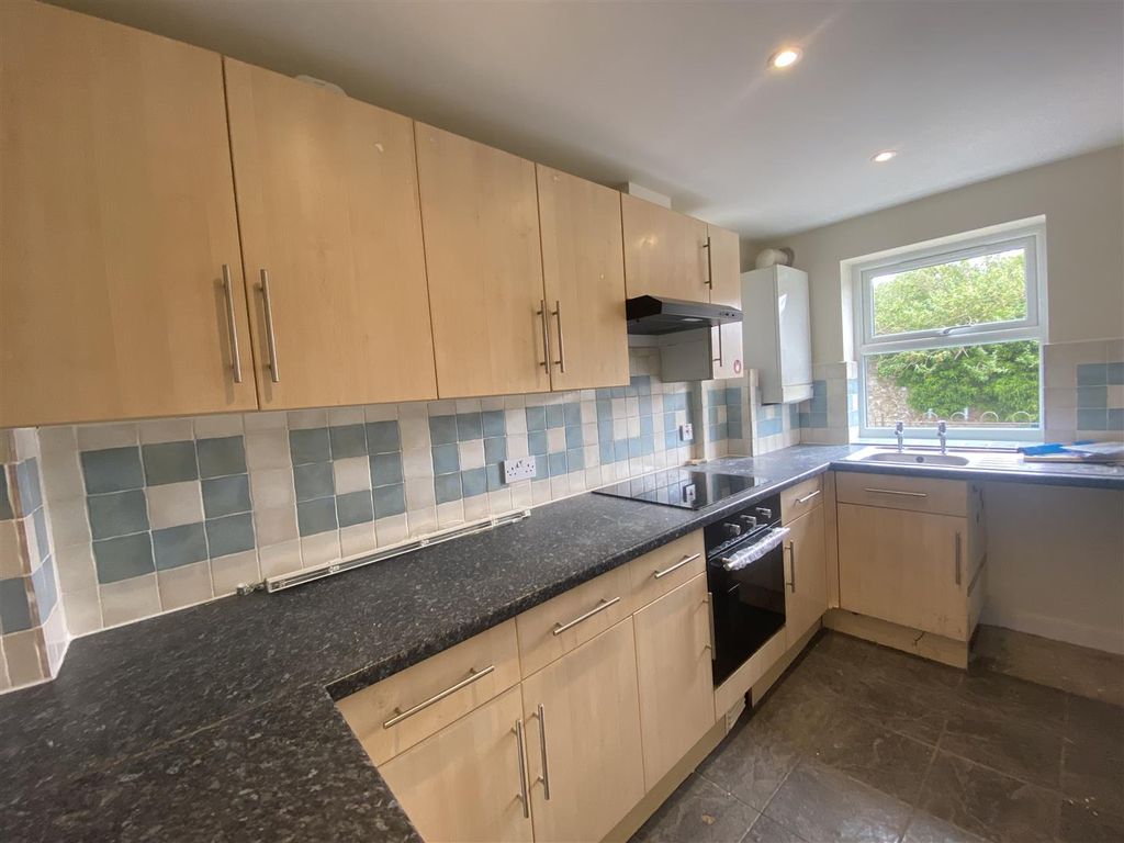 Property photo 3 of 10 Kitchen