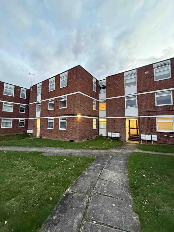 Property photo 1 of 18 Spacious 3-Bedroom Flat To Let In Aylesbury