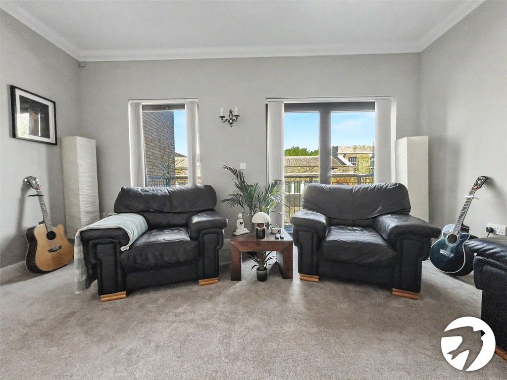 Property photo 2 of 16 Lounge