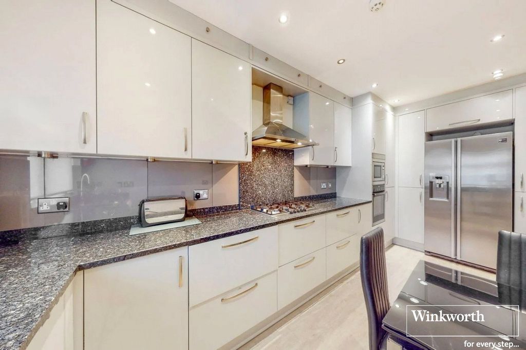 Property photo 2 of 10 Kitchen