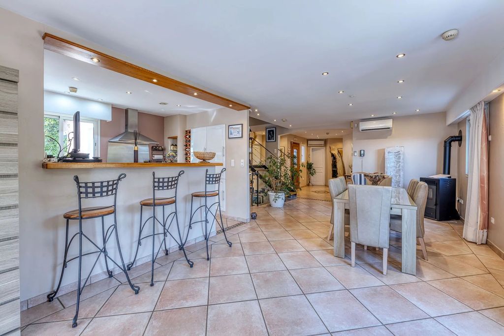 Property photo 3 of 27