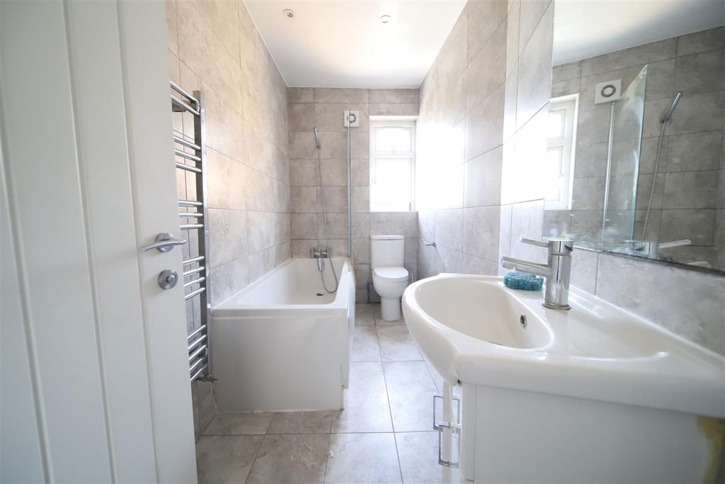 Property photo 3 of 4 Bathroom.Jpg