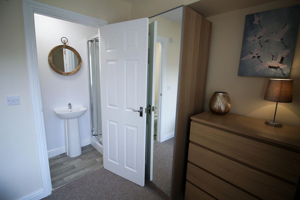 Property photo 3 of 7 Ensuite