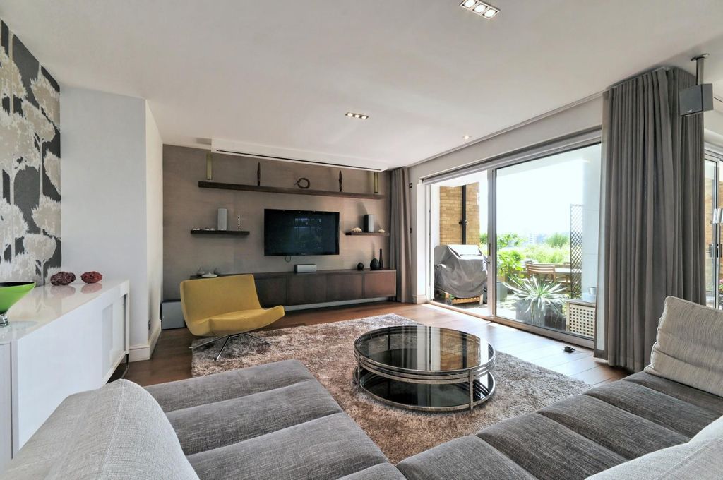 Property photo 1 of 17 Reception