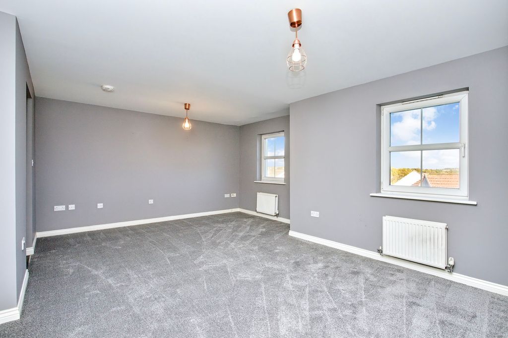 Property photo 3 of 10 03 Living