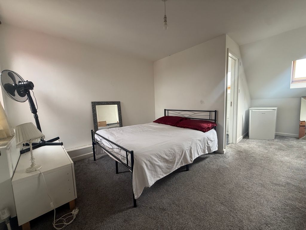Property photo 1 of 9 Bedroom
