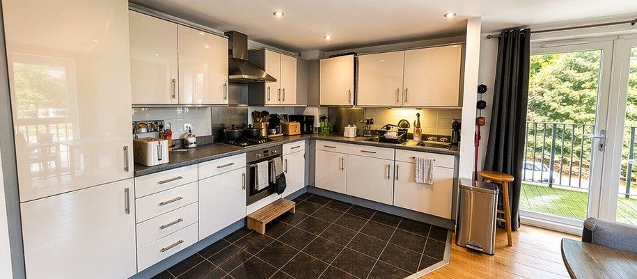 Property photo 1 of 7 Charming 2 Bedroom Flat For Sale - Great Transport Links