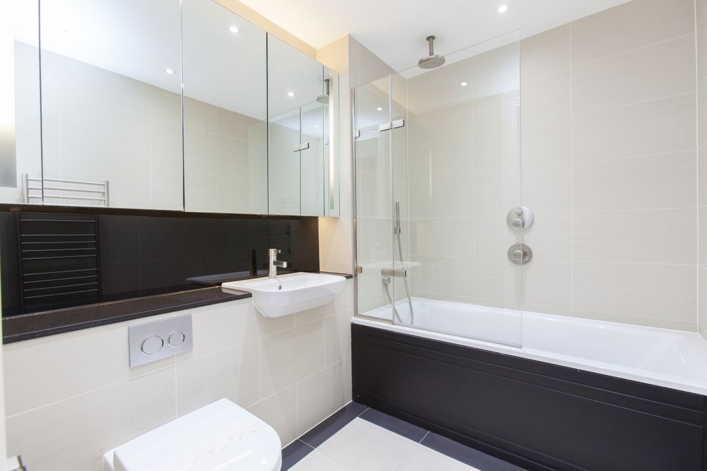 Property photo 3 of 7 Bathroom