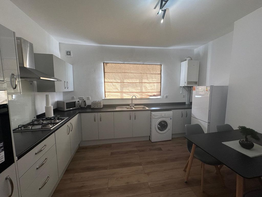 Property photo 3 of 8 Kitchen