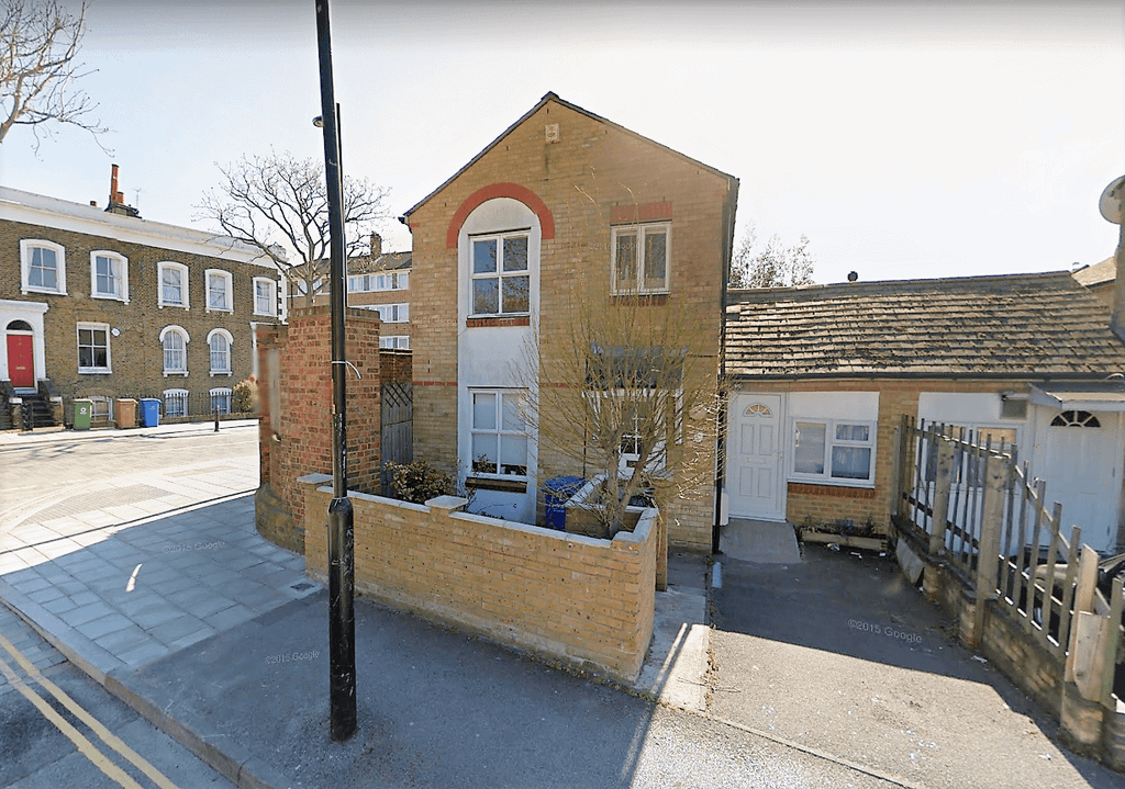 Property photo 1 of 12 A Spacious Split Level Four Bedroom, Three Bathroom House With A Garden Situated Within Walking Distance Of Both Trendy Bermondsey Street And London Bridge Station Offering Easy Access Into The City And Central London.