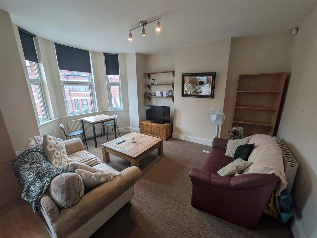 Property photo 2 of 11 Lounge
