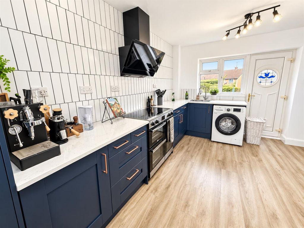 Property photo 3 of 11 Kitchen