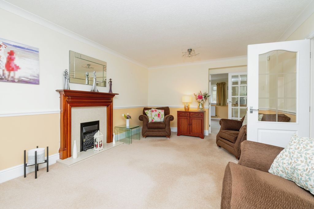 Property photo 3 of 21 Living Room