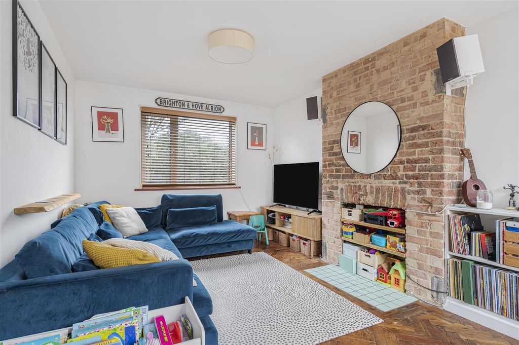 Property photo 3 of 18 Lounge