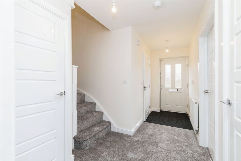 Property photo 2 of 18 Hallway