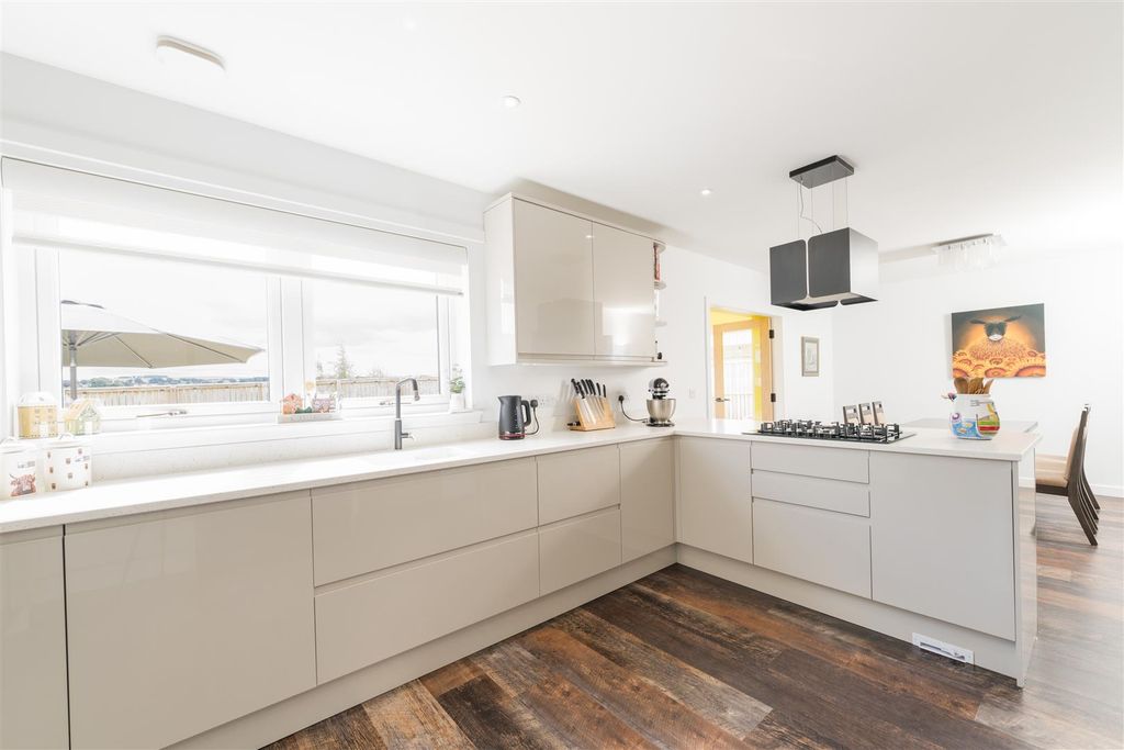Property photo 3 of 34 55_Waldie_Griffiths_Drive_Kelso-04.Jpg