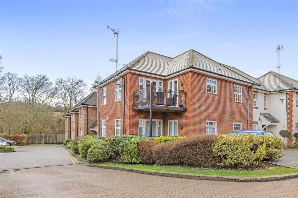 Property photo 1 of 13 64 Copperfields, Hp12 4An-15.Jpg