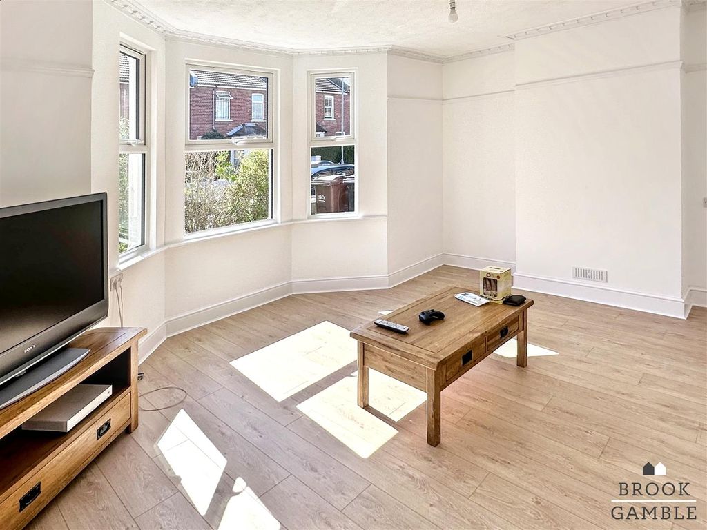 Property photo 3 of 13 01323 438506