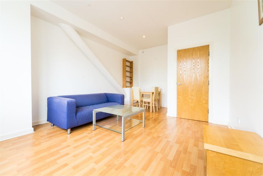 Property photo 3 of 9 Lounge