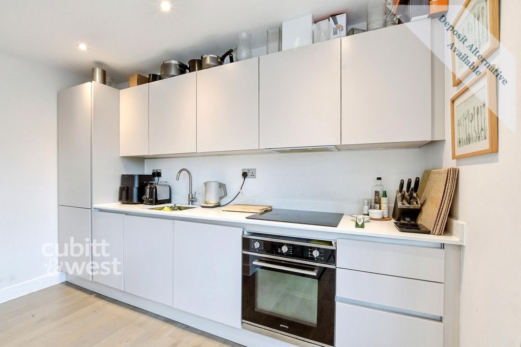 Property photo 3 of 10 Kitchen