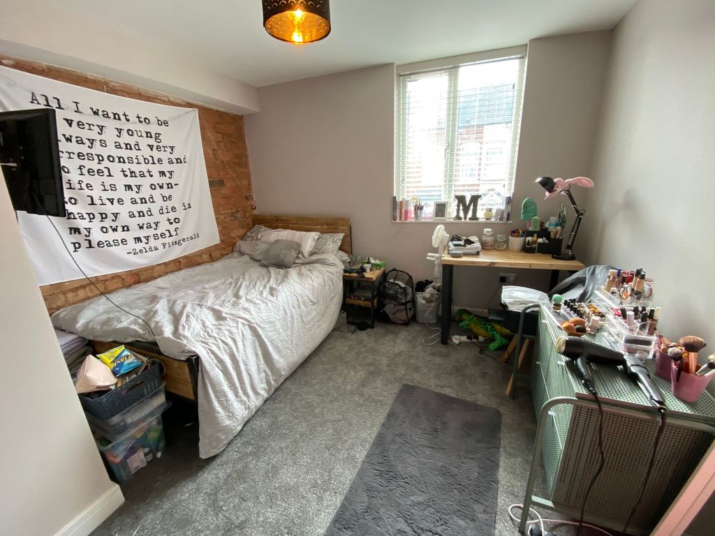 Property photo 2 of 6 A Cozy Bedroom Featuring A Comfortably Made Bed Wi...