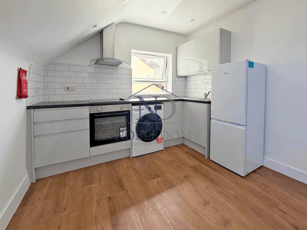 Property photo 1 of 3 Self-Contained Studio Flat In Hounslow