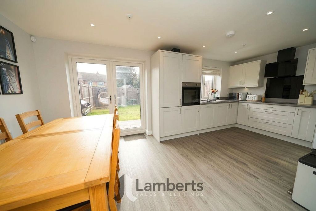 Property photo 3 of 28 Kitchen/Diner