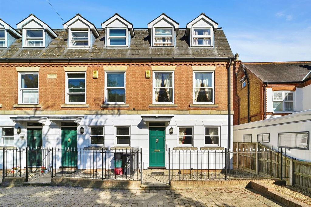 Property photo 2 of 23 Outside - Front