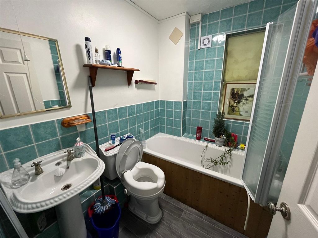 Property photo 3 of 8 4134 Bathroom.Jpg