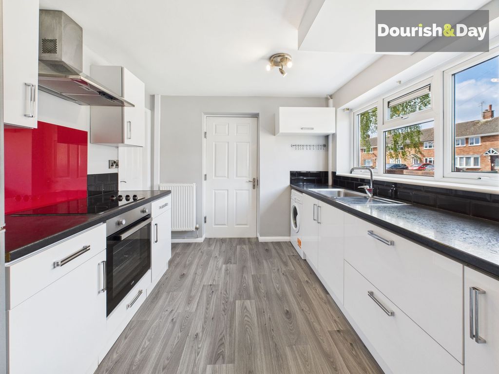 Property photo 3 of 14 Fitted Kitchen