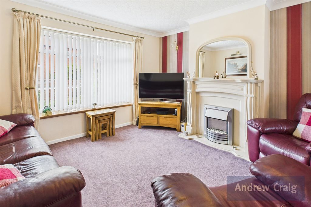 Property photo 2 of 11 Lounge