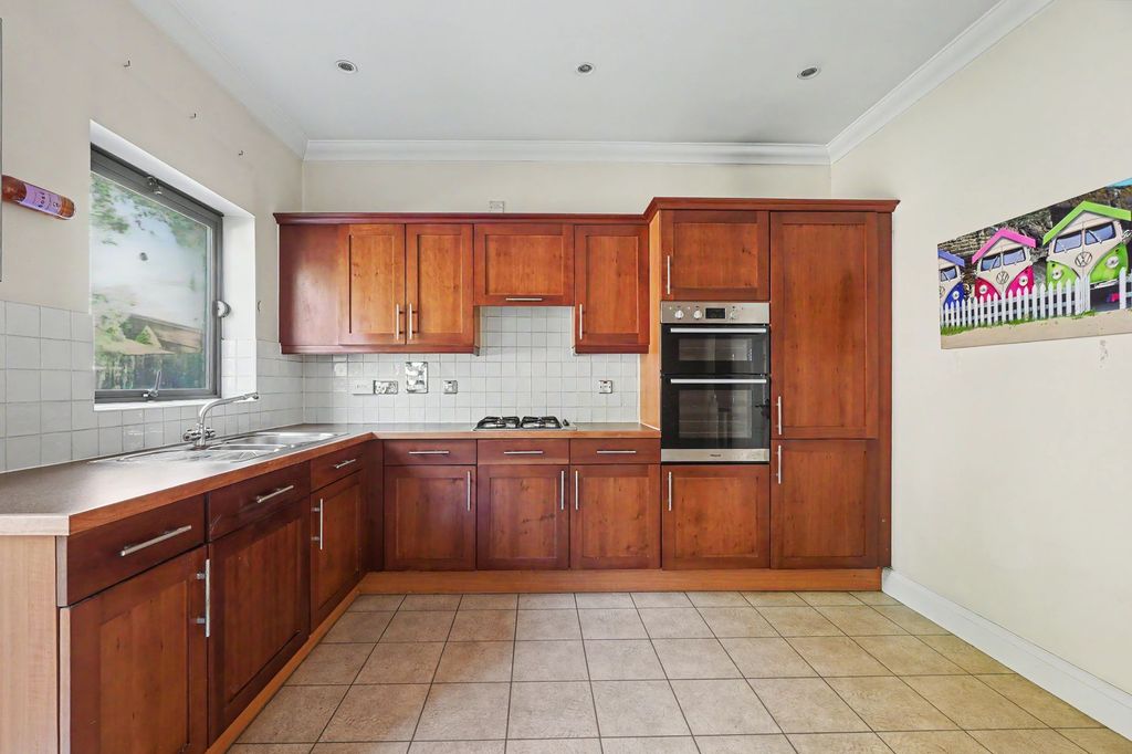 Property photo 2 of 39