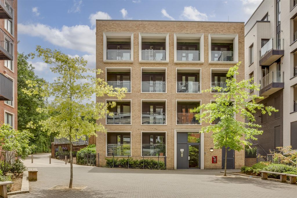 Property photo 1 of 11 1 The Pavilion, Lilys Walk, Hp11 2Fx-15.Jpg