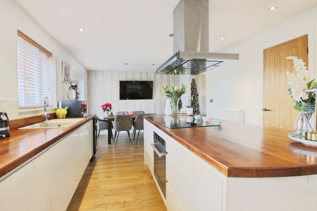 Property photo 3 of 21 4775824