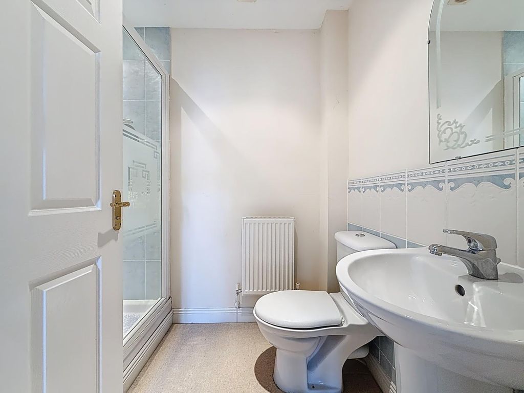 Property photo 3 of 33 En-Suite Shower Room