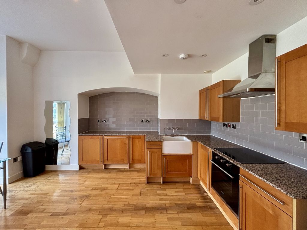 Property photo 2 of 13 Image00009